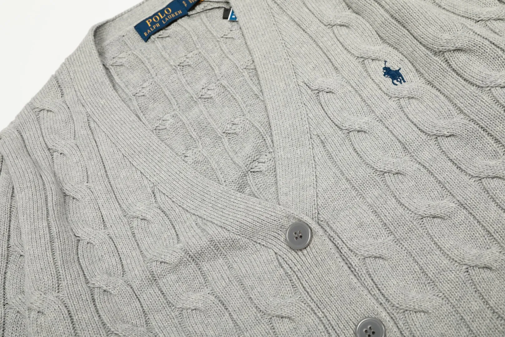 P250 Top quality" Style number: DS113# (not off the shelves all year round) [Ralph Lauren large V-neck solid color pony embroidered logo twist knitted cardigan] ✅Ralph Lauren classic basic versatile goddess style large V-neck knitted cardigan jacket ✅Main supply platform live broadcast Wholesale entities Replenish when out of stock Not off the shelves ✅ZP quality 1:1 version Scan the code to enter the GF website Counter quality ✅Detailed quality is the only one in Guangzhou Imported quality cotton yarn, focusing on high-end, cost-effective, good quality needless to say ✅The version is restored to the original order, the maximum size can be worn up to 160 pounds, loose, comfortable and stress-free ✅The upper body is simple and easy to match, ootd must-have style, good-looking clothes are never picky, a must-have in the goddess' wardrobe. Size: S-XL Color: Black White Gray Light Blue Khaki Pink Yellow Chinese Red Navy Blue White Label Navy Blue Red Label